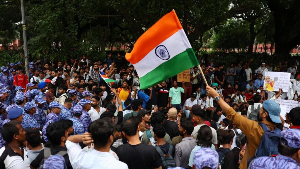 ककरोच पार्टीका संस्थापक अभिजीत दिपकेलाई प्रहरीले पक्राउ गर्‍यो