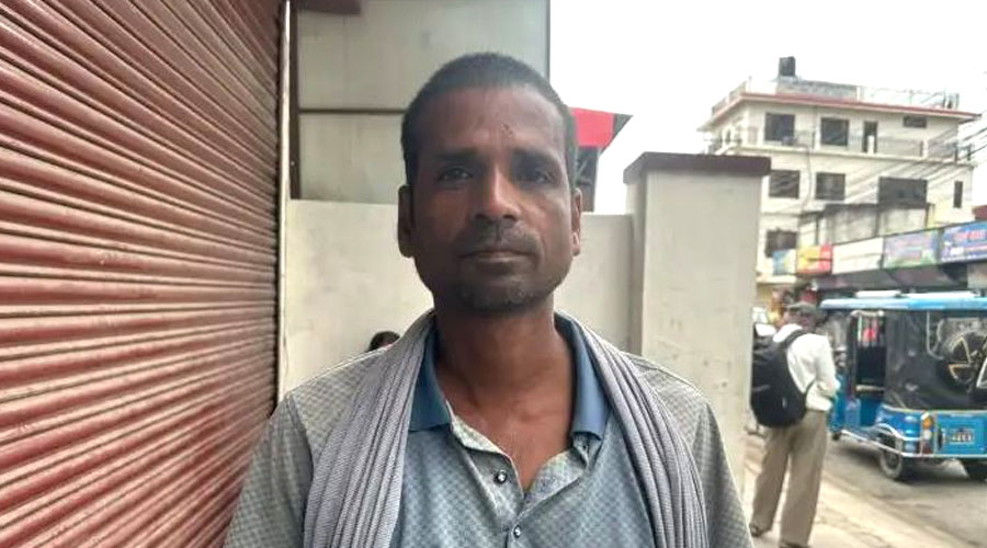 सुनसरी घटनाः घाइतेका बुबाको दाबी– ‘सबैको कम्मरमाथि गोली लागेको छ’