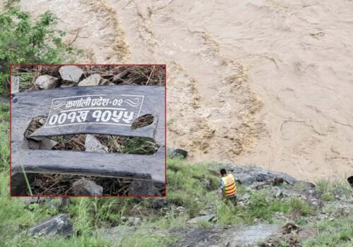 कर्णालीमा बस खस्यो, भिरमा अड्किएको एक शव उद्धार हुँदै