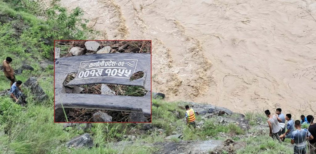 कर्णालीमा बस खस्यो, भिरमा अड्किएको एक शव उद्धार हुँदै