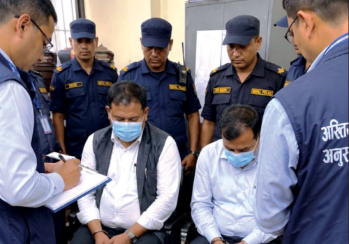 घुस लिँदै गर्दा डिभिजन कार्यालयका प्रमुख र अधिकृत रंगेहात पक्राउ