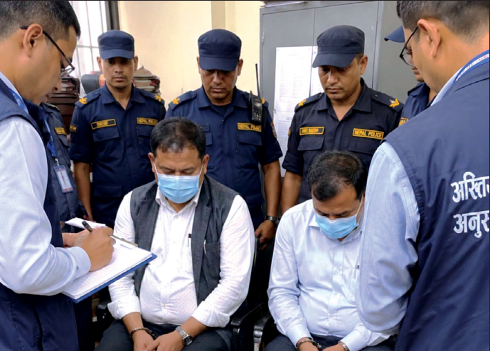घुस लिँदै गर्दा डिभिजन कार्यालयका प्रमुख र अधिकृत रंगेहात पक्राउ