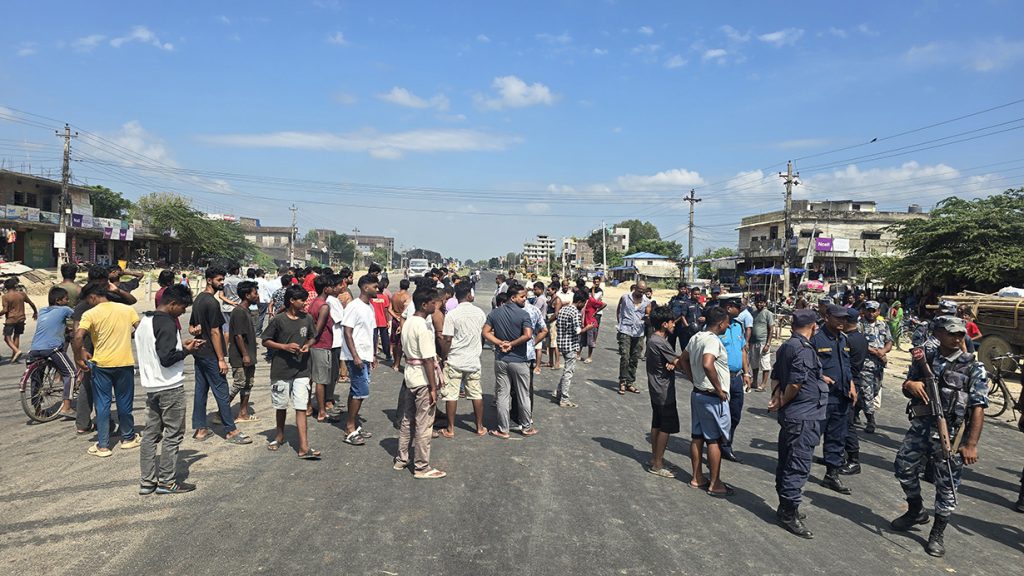 सुनसरी घटनाको विरोधमा सिरहा पूर्वपश्चिम राजमार्ग अवरुद्ध, प्रधानमन्त्रीको राजीनामा माग