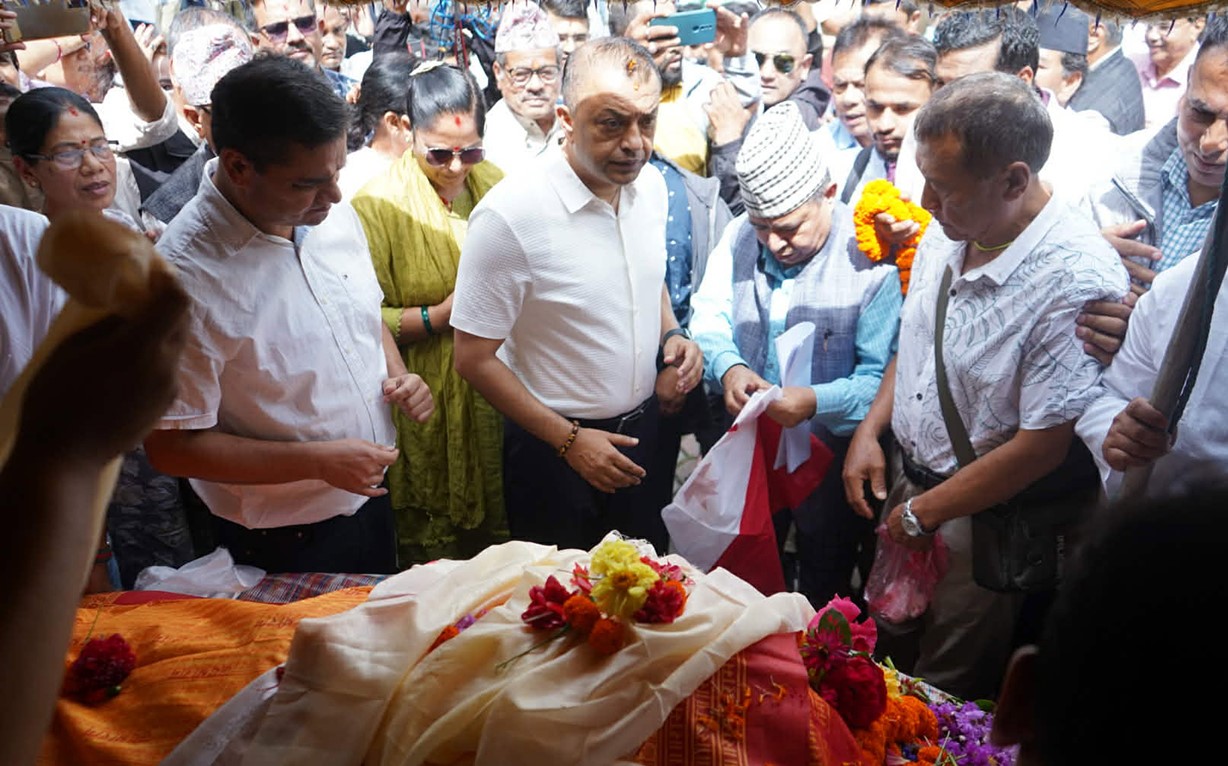 गोपालमान श्रेष्ठलाई कांग्रेसको अन्तिम श्रद्धाञ्जली, गगन थापाले ओढाए पार्टीको झन्डा
