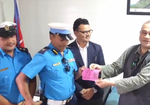 मुख्यमन्त्री नै ट्राफिक कारबाहीमा, नियम उल्लंघन गरेको आरोपमा ५०० जरिबाना