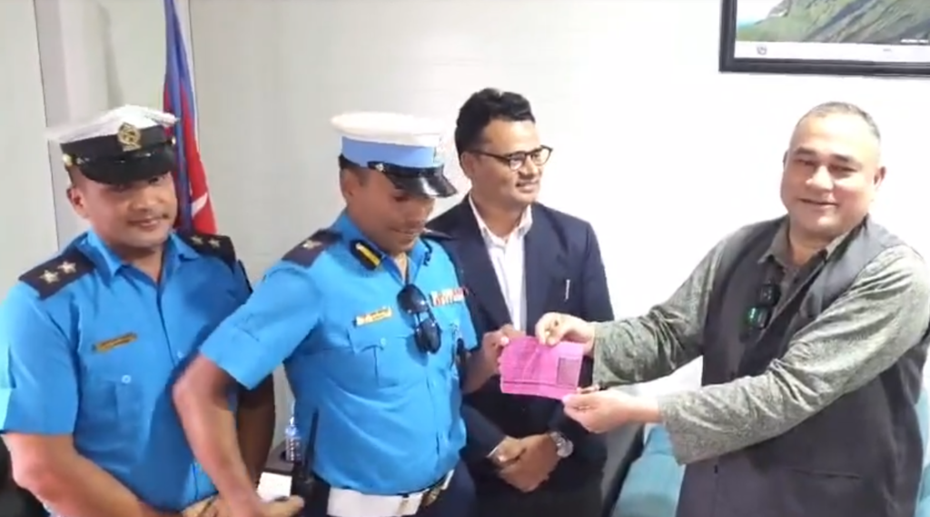 मुख्यमन्त्री नै ट्राफिक कारबाहीमा, नियम उल्लंघन गरेको आरोपमा ५०० जरिबाना