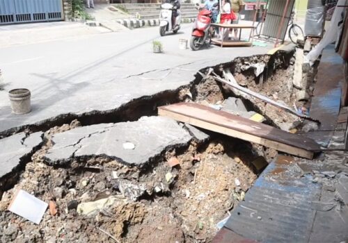इमाडोलमा सडक भत्किँदा स्थानीय व्यवसाय प्रभावित, पसलमा क्षति