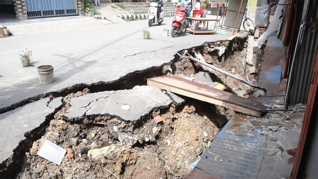 इमाडोलमा सडक भत्किँदा स्थानीय व्यवसाय प्रभावित, पसलमा क्षति