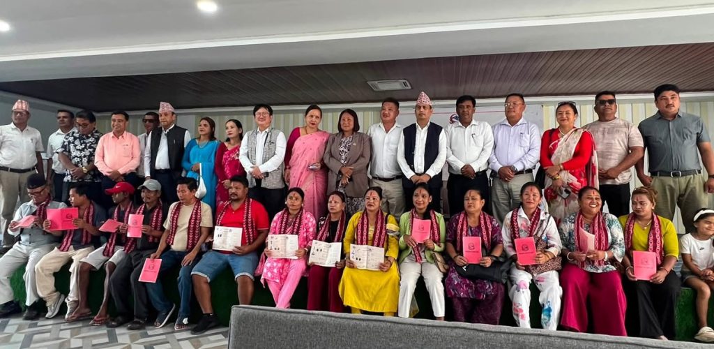 अर्जुनधाराका १८ परिवारलाई जग्गाधनी प्रमाणपत्र (लालपुर्जा) वितरण