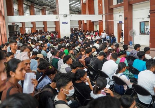 राहदानी विभागमा बिहानैदेखि लाम, पासपोर्ट लिन सेवाग्राहीको भीड