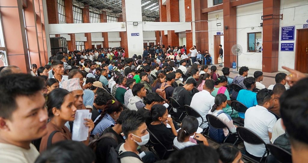राहदानी विभागमा बिहानैदेखि लाम, पासपोर्ट लिन सेवाग्राहीको भीड
