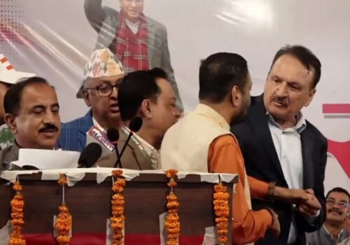 कांग्रेस इतर समूहको भेलामा धर्मको विषयले विवाद, निधि र महतबीच कागज खोसाखोस