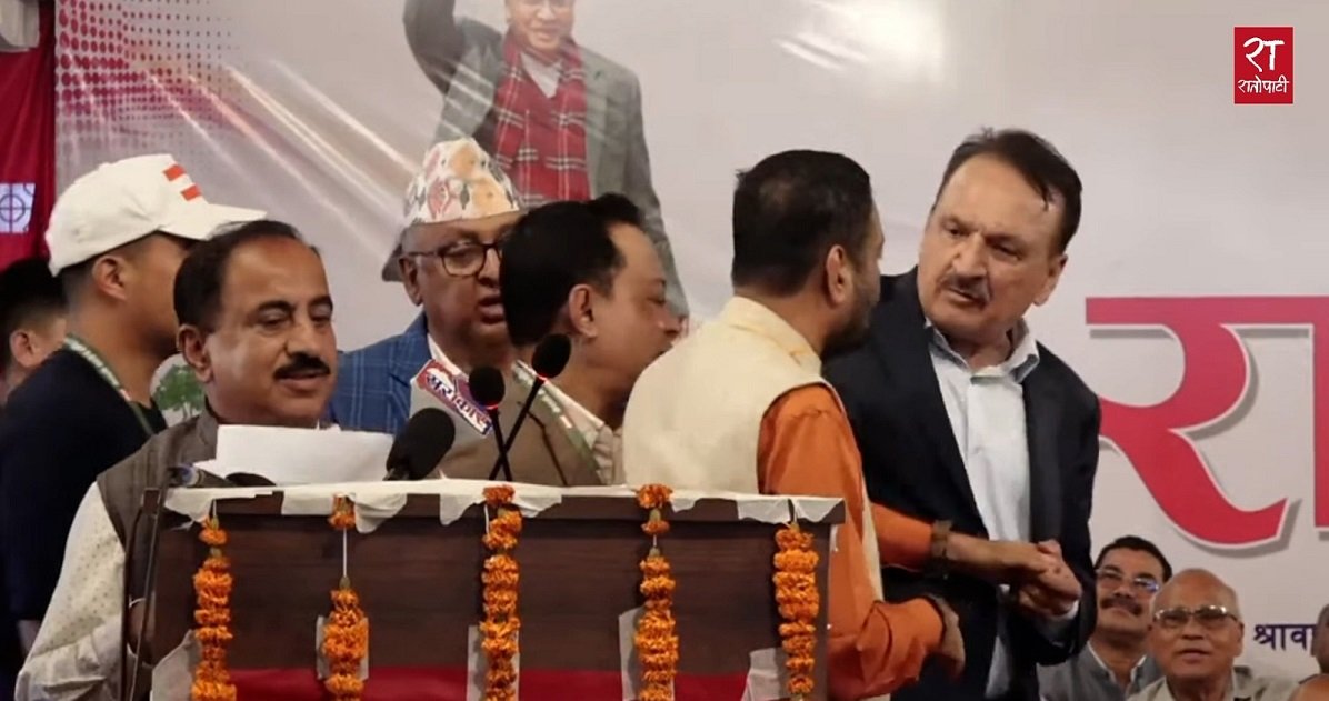 कांग्रेस इतर समूहको भेलामा धर्मको विषयले विवाद, निधि र महतबीच कागज खोसाखोस