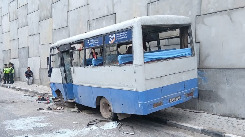 ग्वार्कोमा बस दुर्घटना, एक जनाको ज्यान गयो, १९ जना घाइते