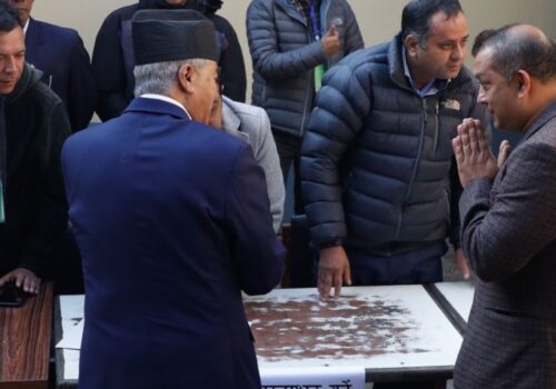 गगनको स्वागत– कांग्रेस बैठकमा पूर्वसभापति देउवालाई स्वागत
