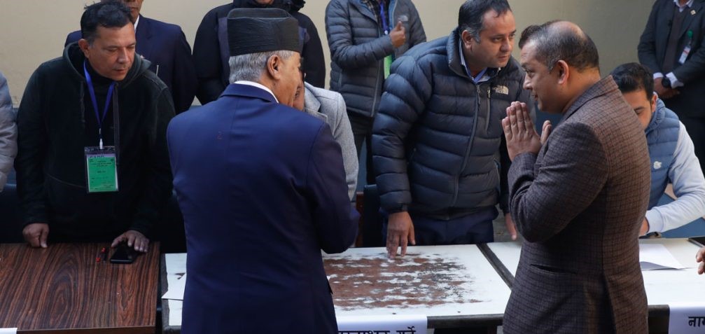 गगनको स्वागत– कांग्रेस बैठकमा पूर्वसभापति देउवालाई स्वागत