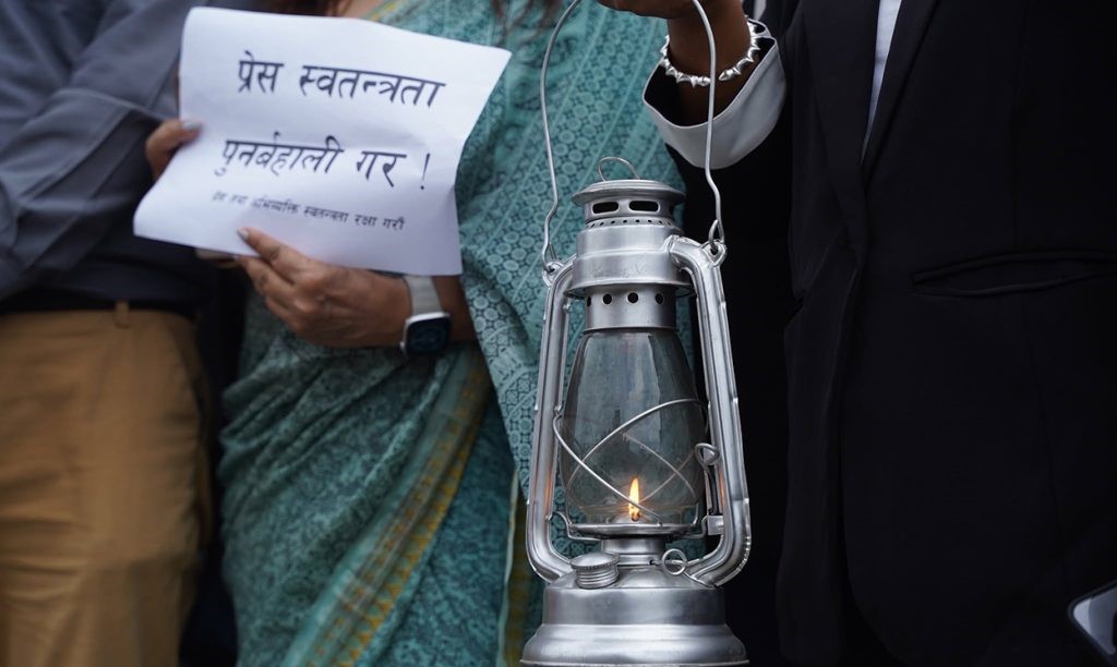 किशोर श्रेष्ठको रिहाइ माग्दै लालटिन बोकेर प्रदर्शन