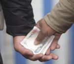 डिभिजन वन कार्यालय गाईघाटका वन अधिकृत घुससहित रंगेहात पक्राउ