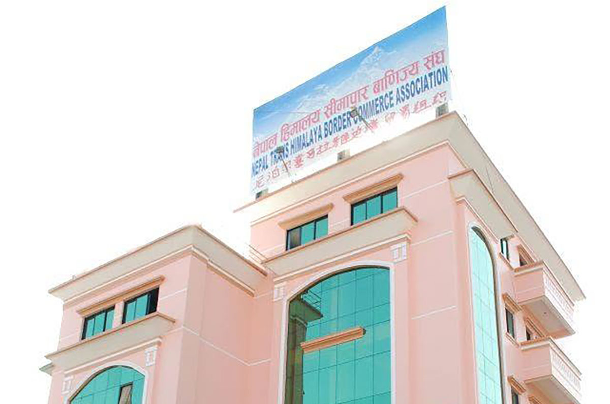 ८ खर्बको क्षति र १५ सय बेपत्ताको विवरणसहित सीमापार व्यवसायीले सरकारलाई ज्ञापनपत्र बुझाउँदै