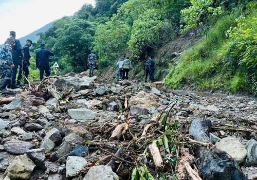 पहिरोका कारण मध्यपहाडी लोकमार्ग बन्द, रुकुमपूर्वमा यात्रु अलपत्र