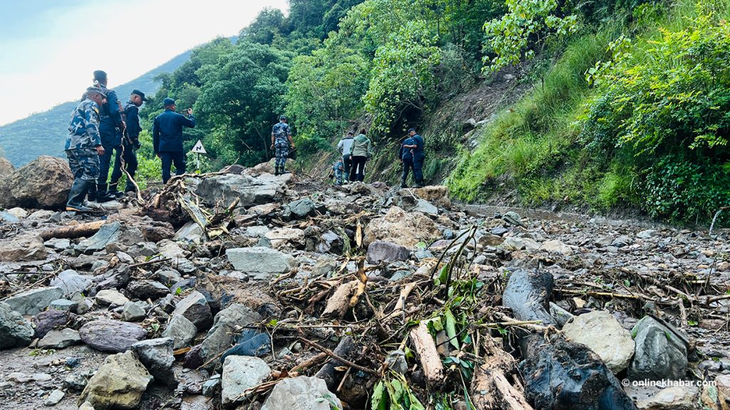 पहिरोका कारण मध्यपहाडी लोकमार्ग बन्द, रुकुमपूर्वमा यात्रु अलपत्र