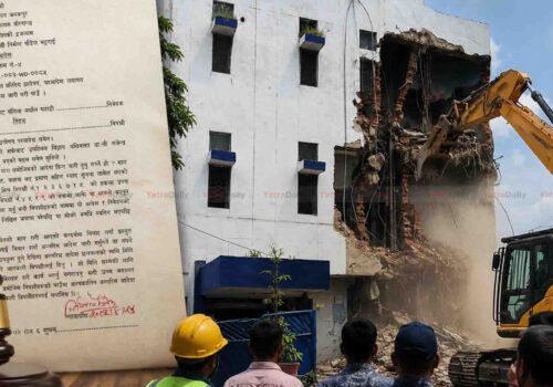 अदालतको आदेशविपरीत वीरगञ्जमा सडक डिभिजनले चलायो डोजर