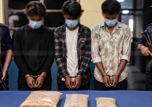 गोलबजारमा ब्राउन सुगरसहित तीन जना प्रहरीको नियन्त्रणमा