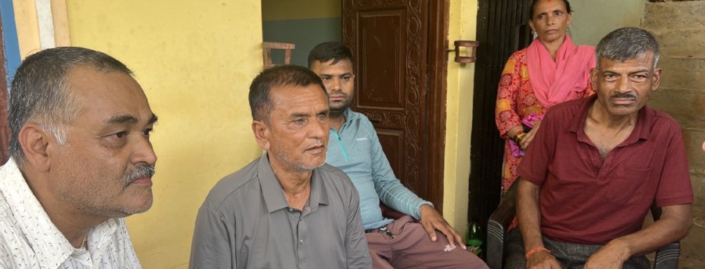 बसबाट हामफालेर बद्रीप्रसाद बाँचे, श्रीमतीसहित ४ जनालाई बाढीले बगायो
