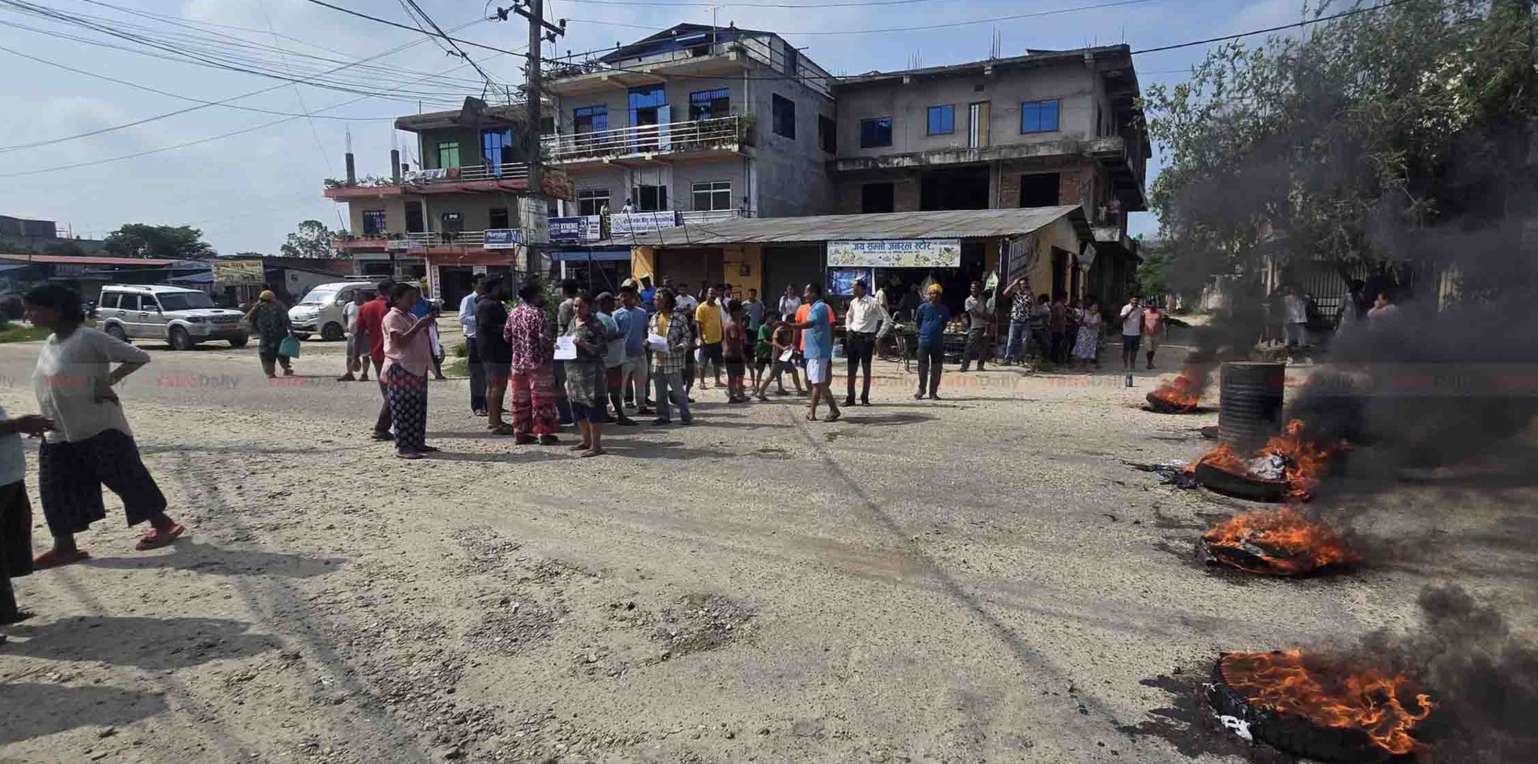 डीएसपी निलम्बनको माग गर्दै सडकमा स्थानीय, यातायात सेवा प्रभावित