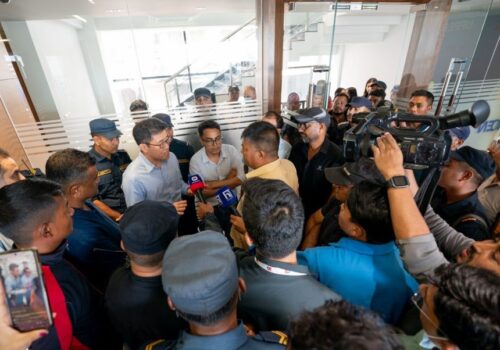 फसेकाहरूको अवस्था बुझ्न माथिल्लो त्रिशूली–१ का आफन्त घटनास्थल जाँदै