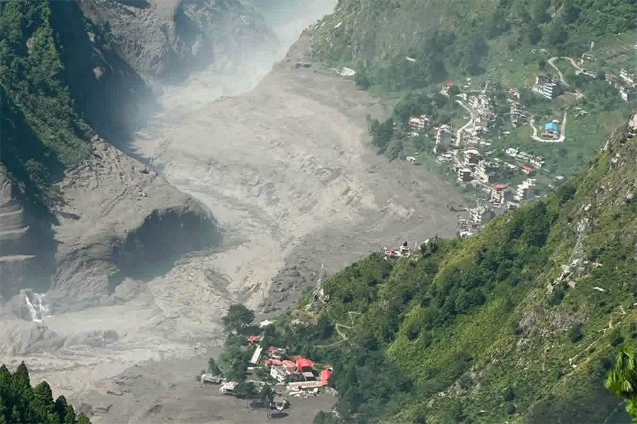 रसुवा बाढीमा फसेका १२ जनाको हेलिकप्टरबाट उद्धार
