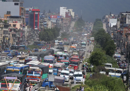 पृथ्वी राजमार्गमा एकतर्फी यातायात सुचारु, रोकिएका सवारी बाहिरिए