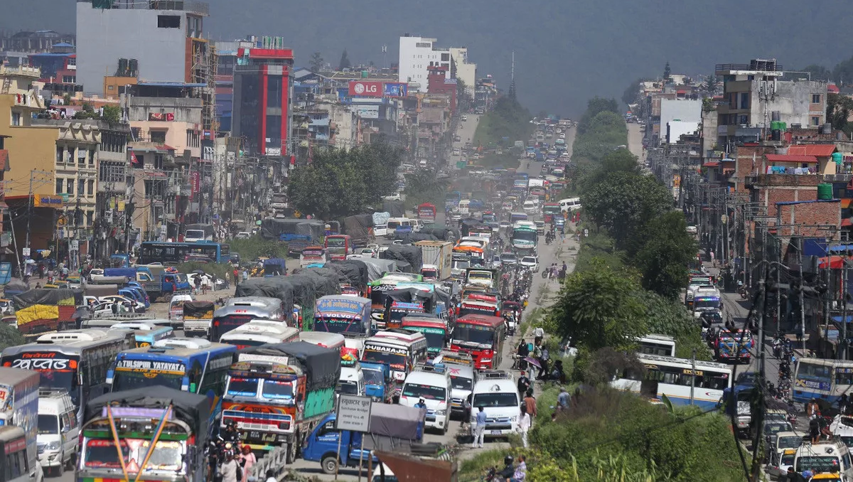पृथ्वी राजमार्गमा एकतर्फी यातायात सुचारु, रोकिएका सवारी बाहिरिए