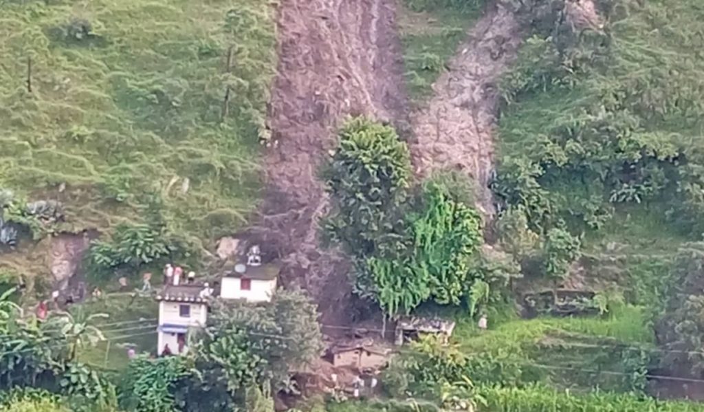 बाजुराको बडीमालिकामा पहिरो : सात घरगोठमा क्षति
