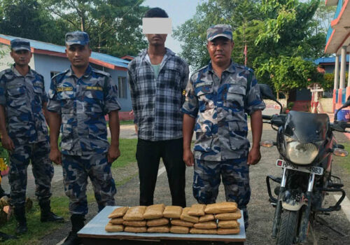 ठूलो परिमाणमा चरेशसहित भारतीय नागरिक प्रहरी नियन्त्रणमा