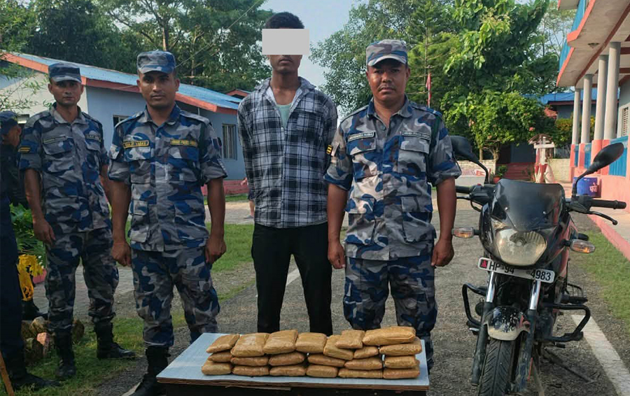 ठूलो परिमाणमा चरेशसहित भारतीय नागरिक प्रहरी नियन्त्रणमा