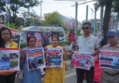 आफन्तको खोजीमा माइतीघर पुगे परिवार : ‘हामी कति दिन घरमै बसेर रुने ?’