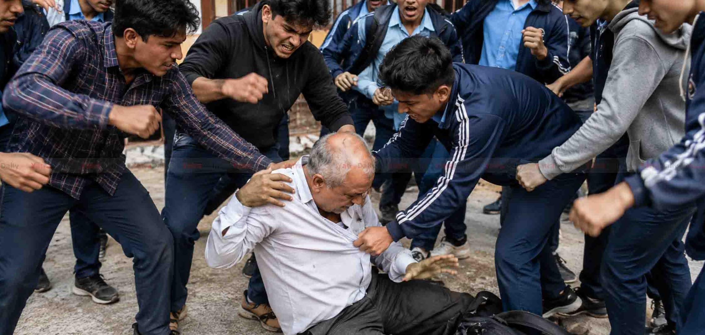 विद्यार्थीलाई अपशब्द बोलेको आरोपमा प्रधानाध्यापकलाई कुटपिट