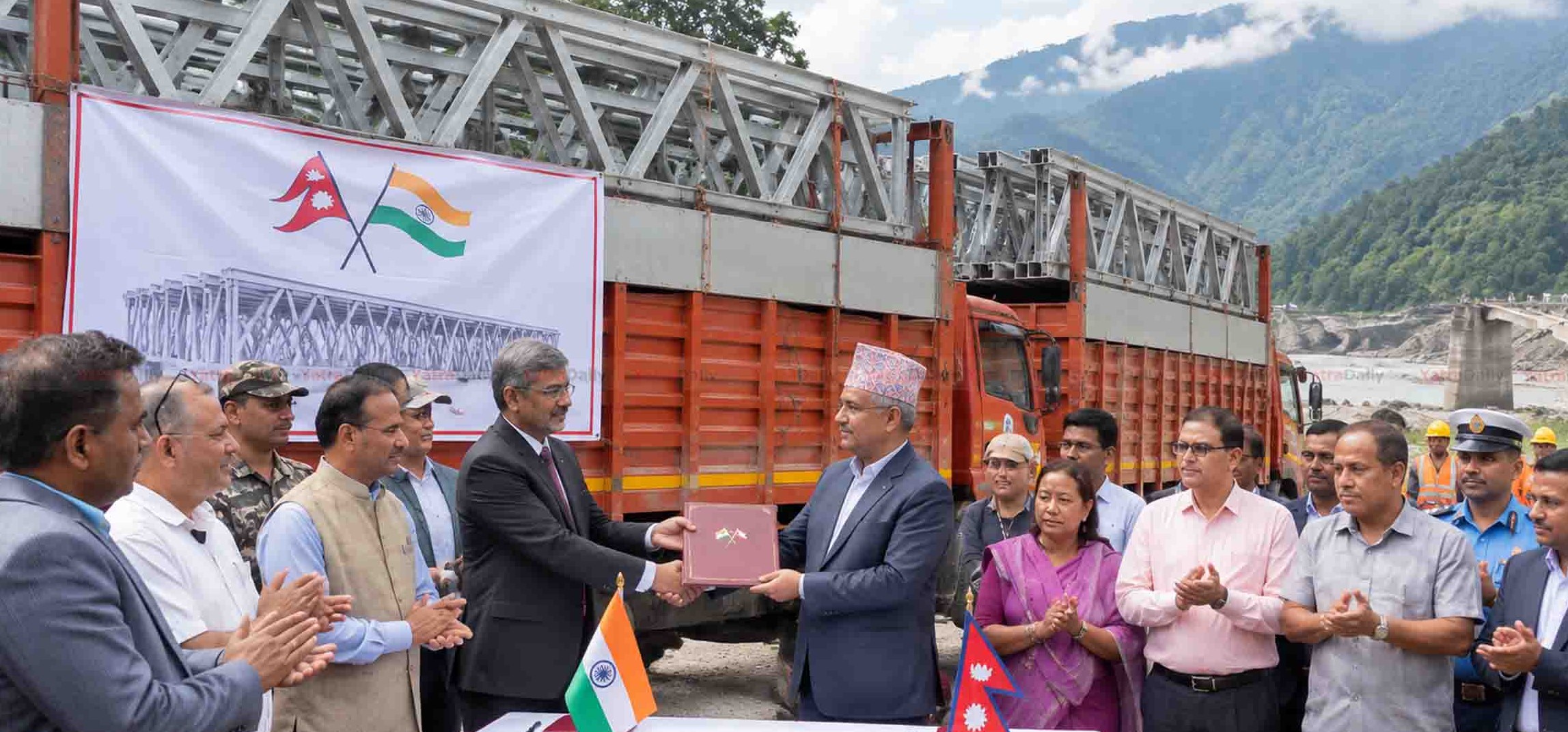 भोटेकोशी बाढीपछि भारतद्वारा नेपाललाई तीन बेलिब्रिज हस्तान्तरण