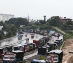 राजमार्ग बन्द भएपछि काठमाडौंमै रोकिए सयौँ सवारीसाधन