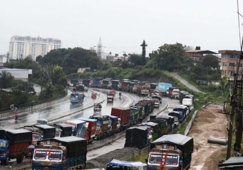 राजमार्ग बन्द भएपछि काठमाडौंमै रोकिए सयौँ सवारीसाधन