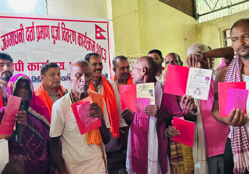 धनुषाका ३८८ परिवारले पाए जग्गाधनी लालपुर्जा