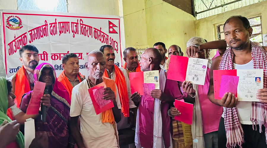 धनुषाका ३८८ परिवारले पाए जग्गाधनी लालपुर्जा
