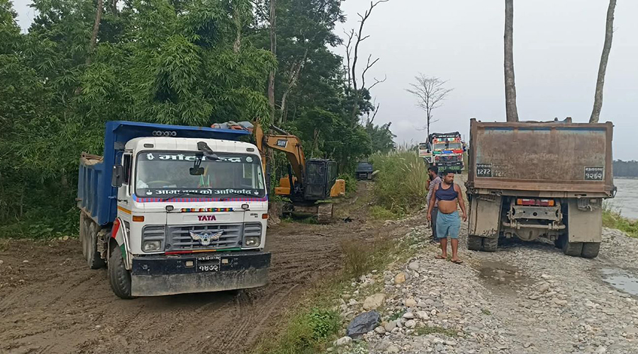 नारायणी नदीको कटान नियन्त्रणका लागि मझुवामा बिग बोल्डर राखिँदै
