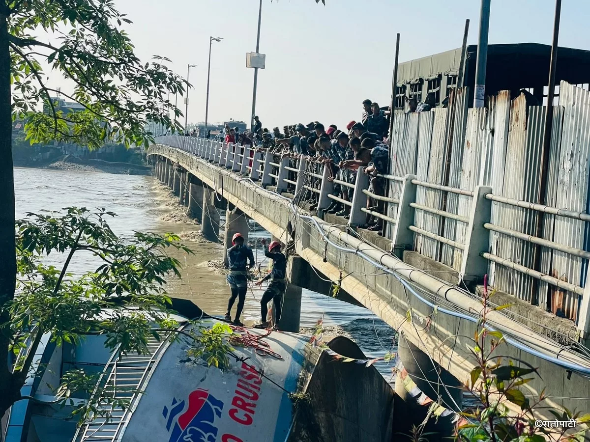 नारायणीको बाढीमा अड्किएको ‘राइनो क्रुज’ निकालिँदै