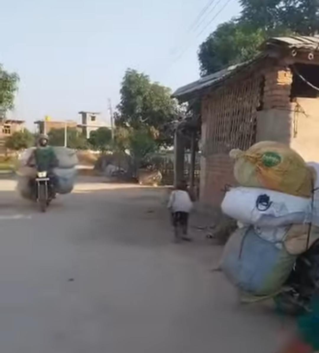 रौतहटका सीमावर्ती नाकाबाट खुलेआम तस्करी भइरहेको स्थानीयको आरोप, प्रहरीको चेकजाँचमाथि उठ्यो प्रश्न