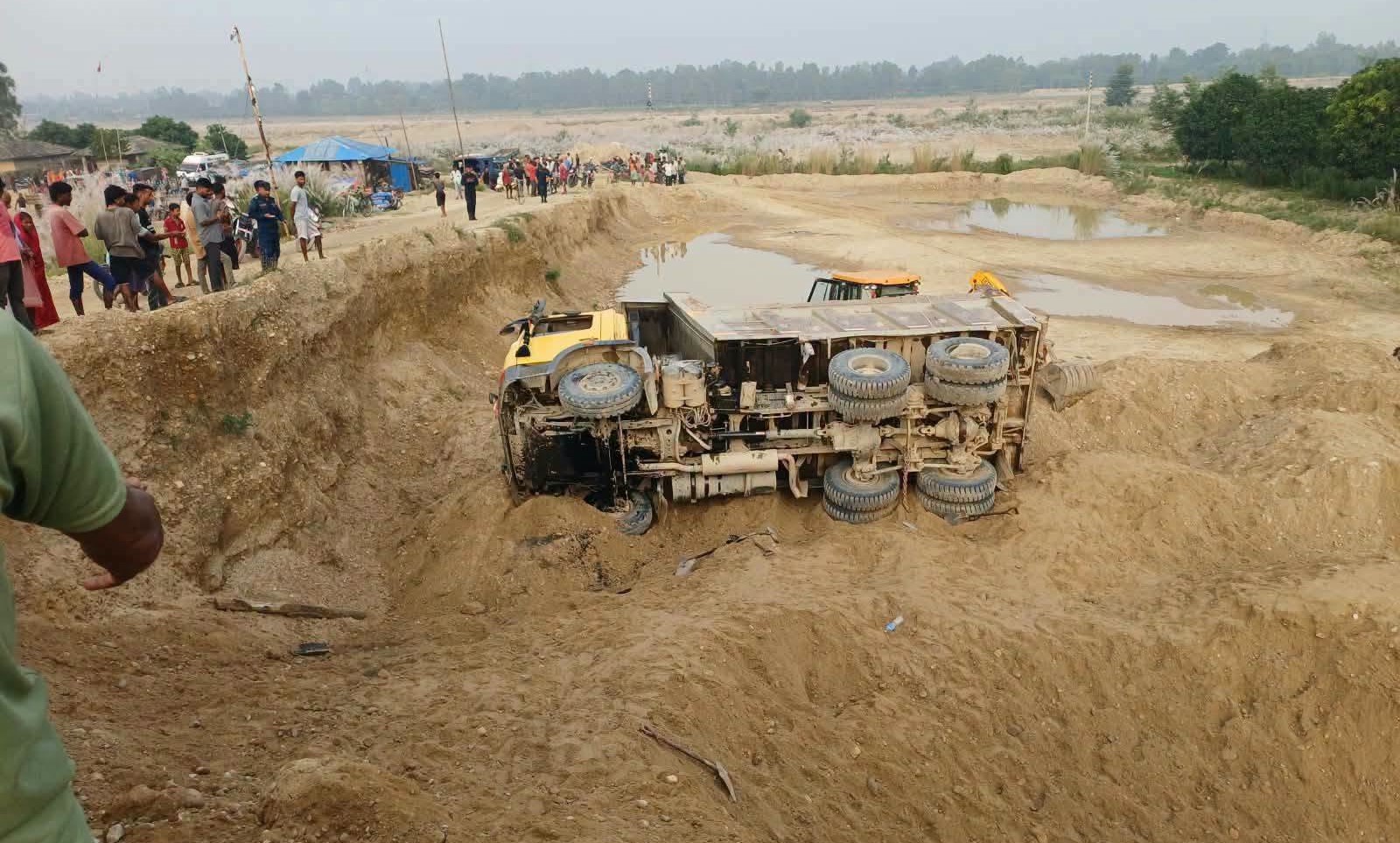 जनकपुरको औरही खोलामा टिपर दुर्घटना, क्रसर सञ्चालकको मृत्यु