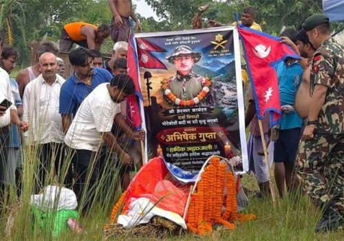 रसुवा बाढीमा बेपत्ता जवानको कुशको शव बनाएर अन्तिम संस्कार