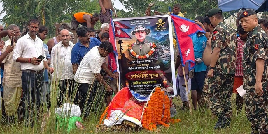 रसुवा बाढीमा बेपत्ता जवानको कुशको शव बनाएर अन्तिम संस्कार