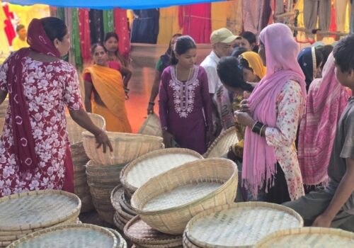 छठ पर्व नजिकिएसंगै रौतहटका बजारमा चहलपहल बढ्यो, बांसका सामग्रीको किनमेल सुरु